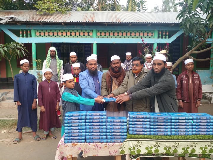 গরীব ছাত্রদের হাতে পৌঁছালো ৫০টি কোরআন শরীফ